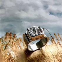 Εικόνα της δακτυλίδι με πέτρα απο τη Σίφνο